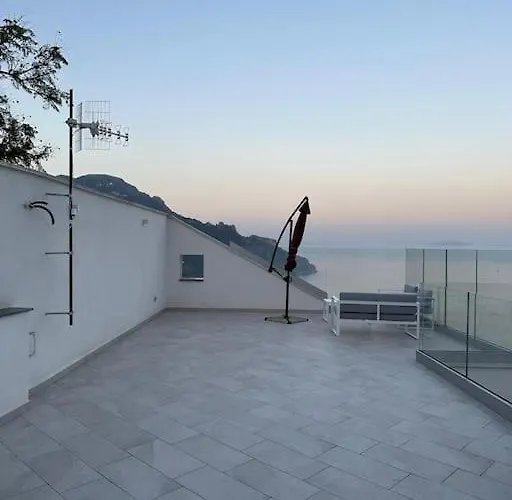 Chez Moira With Seaview Apartment *