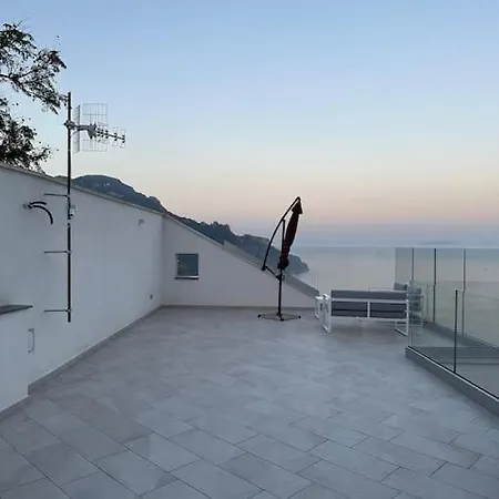 Chez Moira With Seaview Apartment *